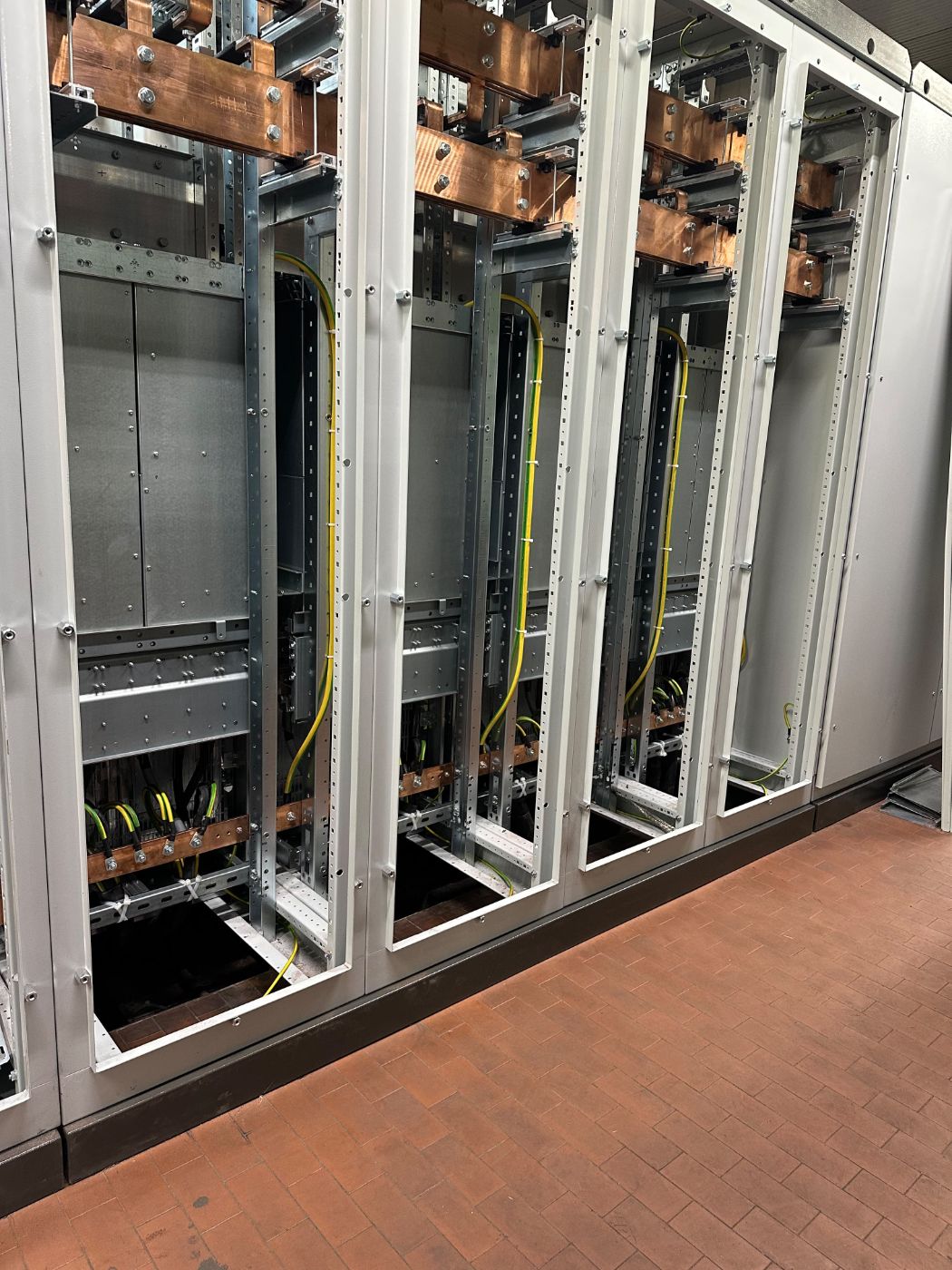 Quadro di distribuzione con barre in rame